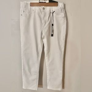 TAHARI WHITE HANNAH
MID- RISE CAPRI Never Worn Size:6/28 TAGS STILL ON